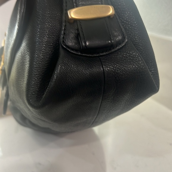 B Makowsky purse 100% Genuine leather very soft - black and gold hardware - Picture 6 of 13